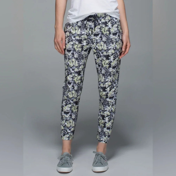 Lululemon Jet Crop *Luxtreme (Slim) - Picture 2 of 5